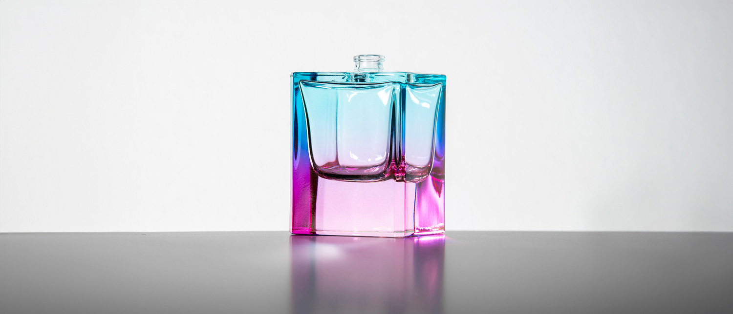 Parfum de luxe – un flacon qui reflète la lumière comme les aurores boréales